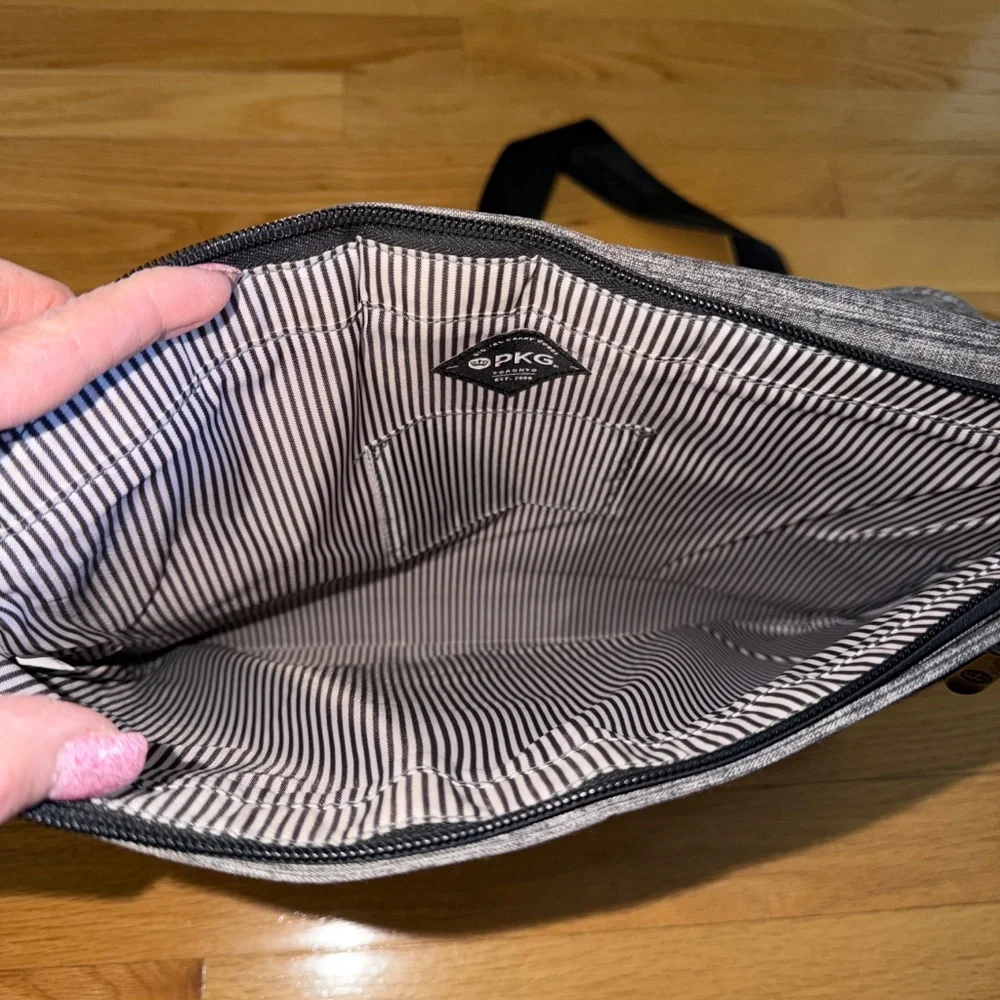 PKG Toronto Canada Padded Laptop Sleeve Crossbody Bag 14
